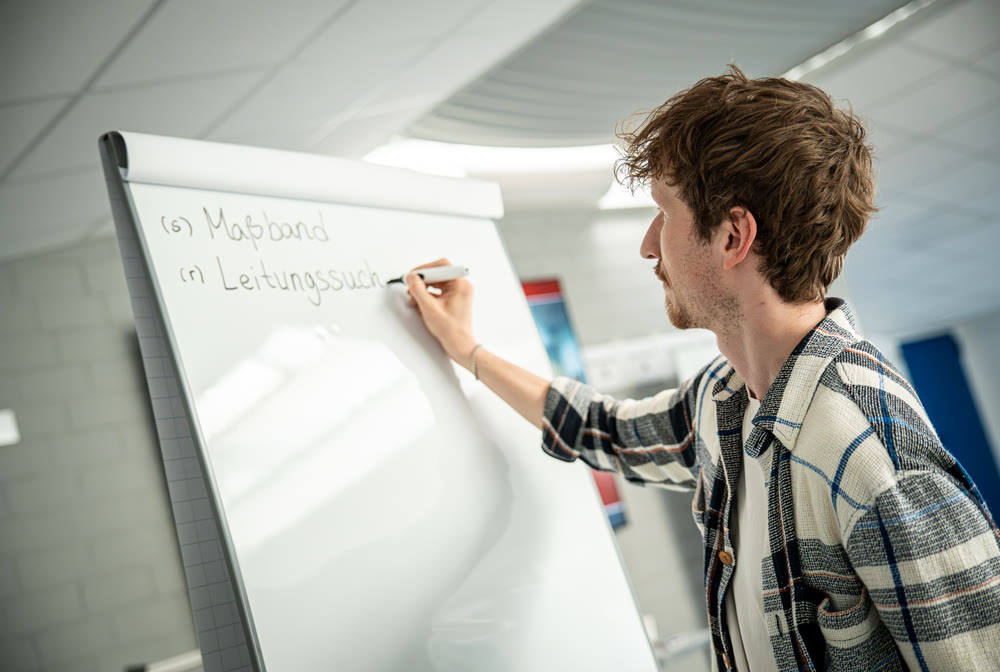 Fachspezifischer Sprachunterricht bei DIALOG: Werkzeug-Vokabeln am Flipchart